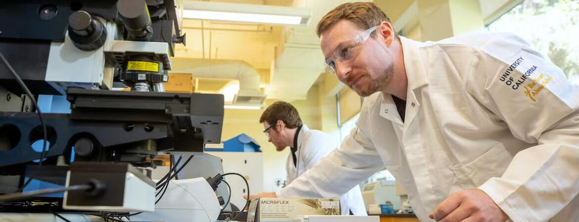 Fabian Klenner working in lab